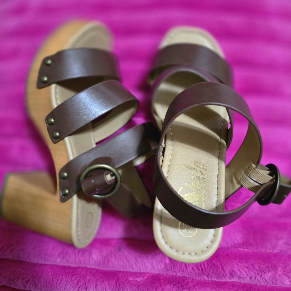Wedge brown faux leather clogs